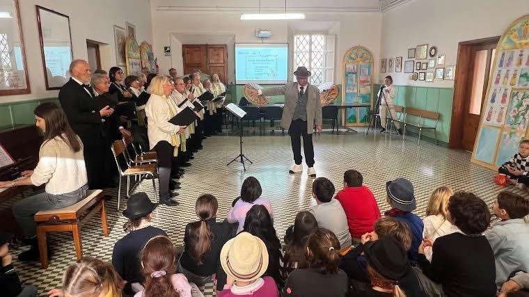 I bambini mentrre assistono allo spettacolo per il progetto «Puccini a scuola», tra musica e aneddoti