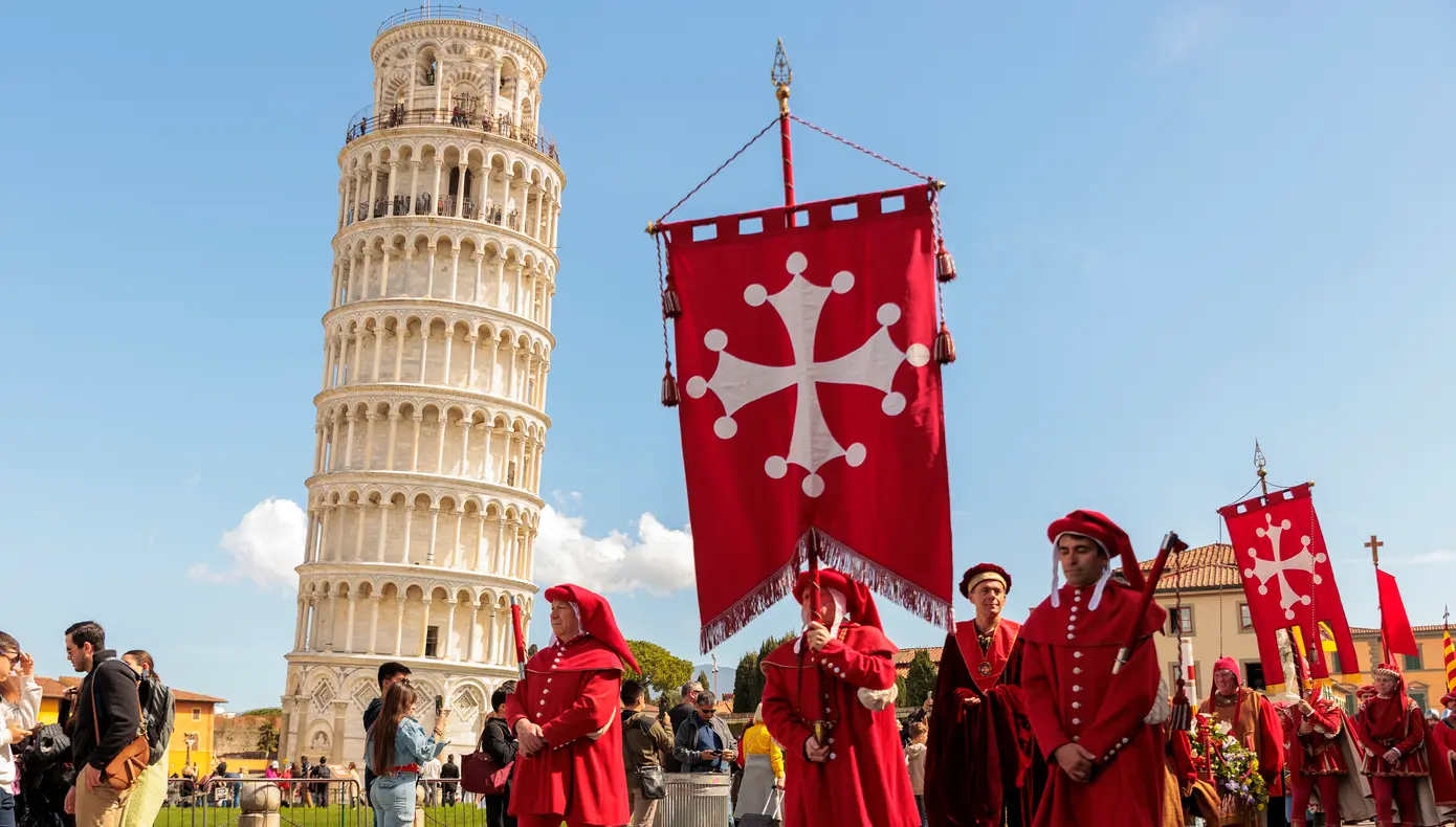 Il Capodanno di Pisa. Corteo e raggio di sole per entrare nel 2026