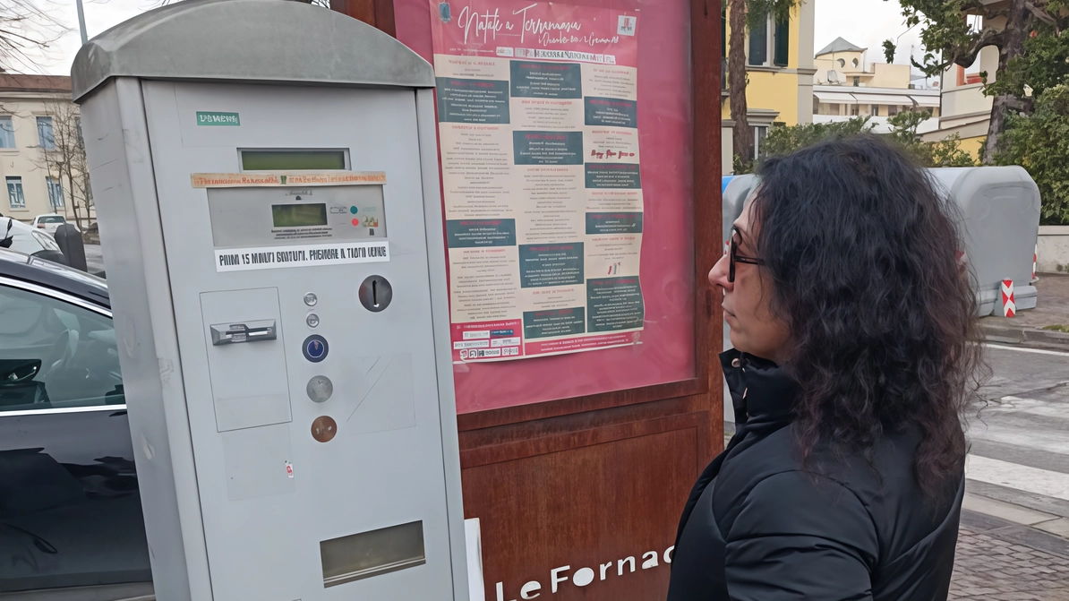 Una donna davanti a un parchimetro a Terranuova