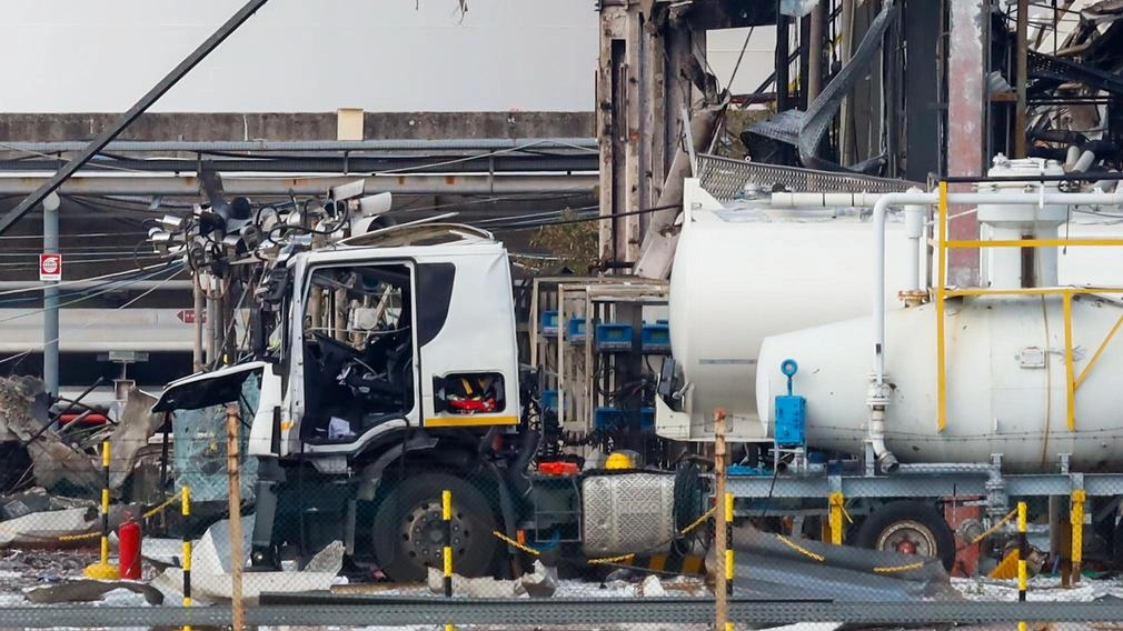 Autobotte semi distrutta dopo l’esplosione all’interno del deposito Eni di Calenzano. Domani un nuovo sopralluogo