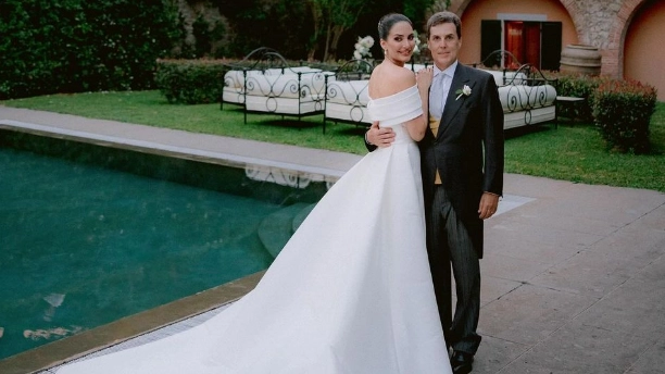 Angelica Donati, 37 anni, e il principe Fabio Borghese, 58. Il matrimonio a Montevettolini (Foto Facibenifotografia Instagram)