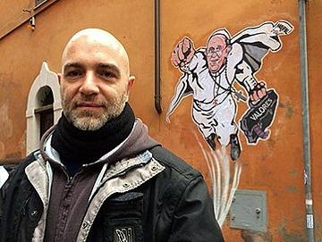 L’opera dello street artist Maupal, così rinasce il muro della ferrovia