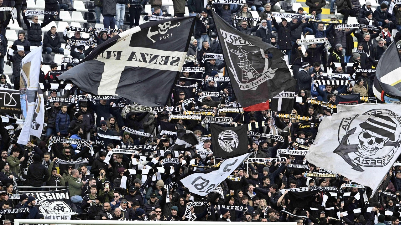 La tifoseria dello Spezia in Curva Piscina nel match contro il Cittadella: c’è tanta amarezza per non poter seguire le Aquile nella trasferta di sabato a Genova contro la Sampdoria