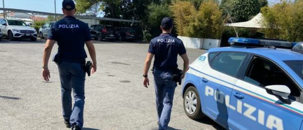 Gli agenti hanno fermato e denunciato un ragazzo di 21 anni sotto la casa della donna