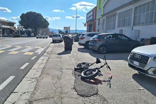 Ragazzo di 23 anni in bicicletta travolto da un’auto, è in prognosi riservata