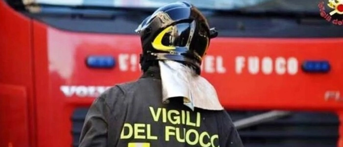 Cade in Arno, paura per una donna salvata dai vigili del fuoco