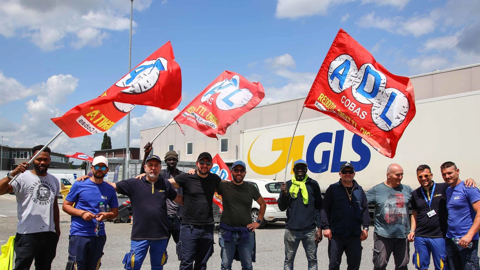 Gls, i lavoratori in sciopero. La protesta contro i cambi d’appalto: "Non siamo pacchi da smistare"