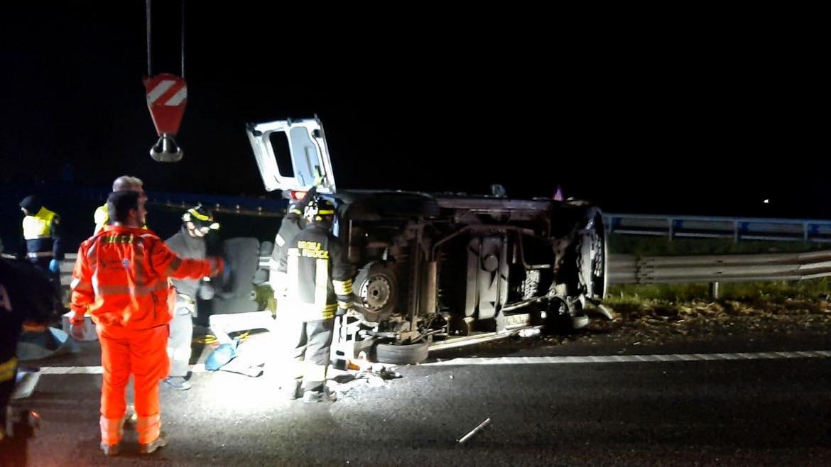 L’inferno in autostrada: “Cinque ore fermi al freddo”