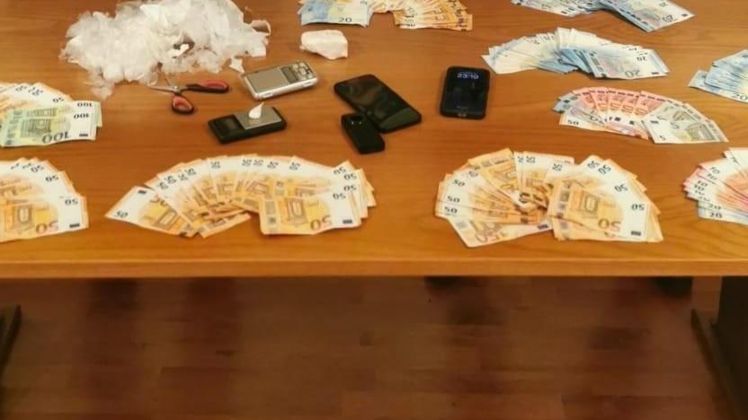 Trovato con cocaina e soldi: 35enne finisce in carcere