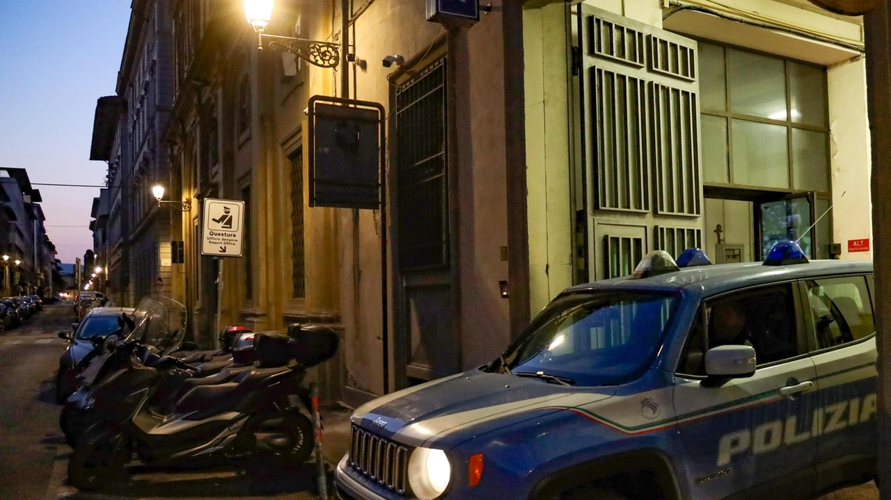 Inchiesta per tentato omicidio a Firenze: giovane fiorentino accoltellato a via de’ Pandolfini durante Halloween. Telecamere cruciali per identificare l'aggressore. Circostanze dell'attacco ancora da chiarire.