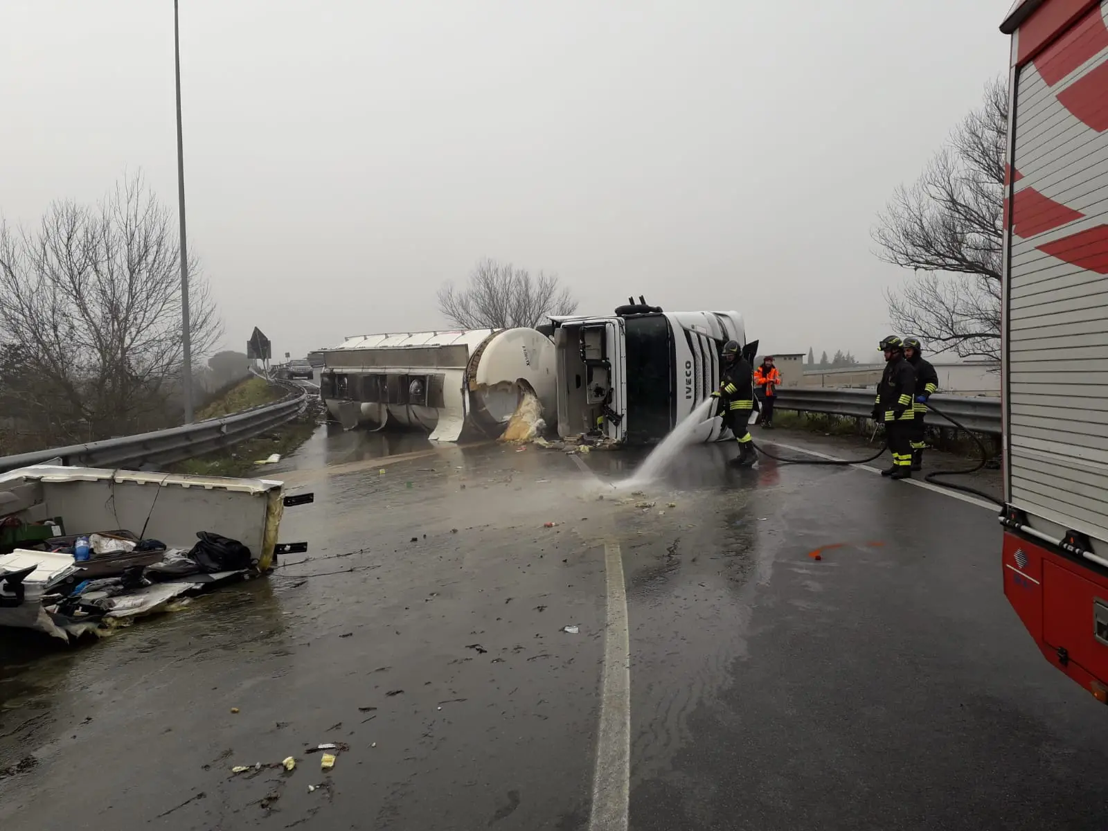 Paura in strada, camion si ribalta e blocca l’intera carreggiata. Un ferito