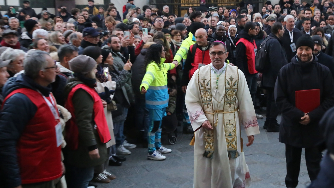 Monsignor Gherardo Gambelli da Santissima Annunziata al Duomo per l'apertura dell'anno giubilare (Marco Mori /New Press Photo)