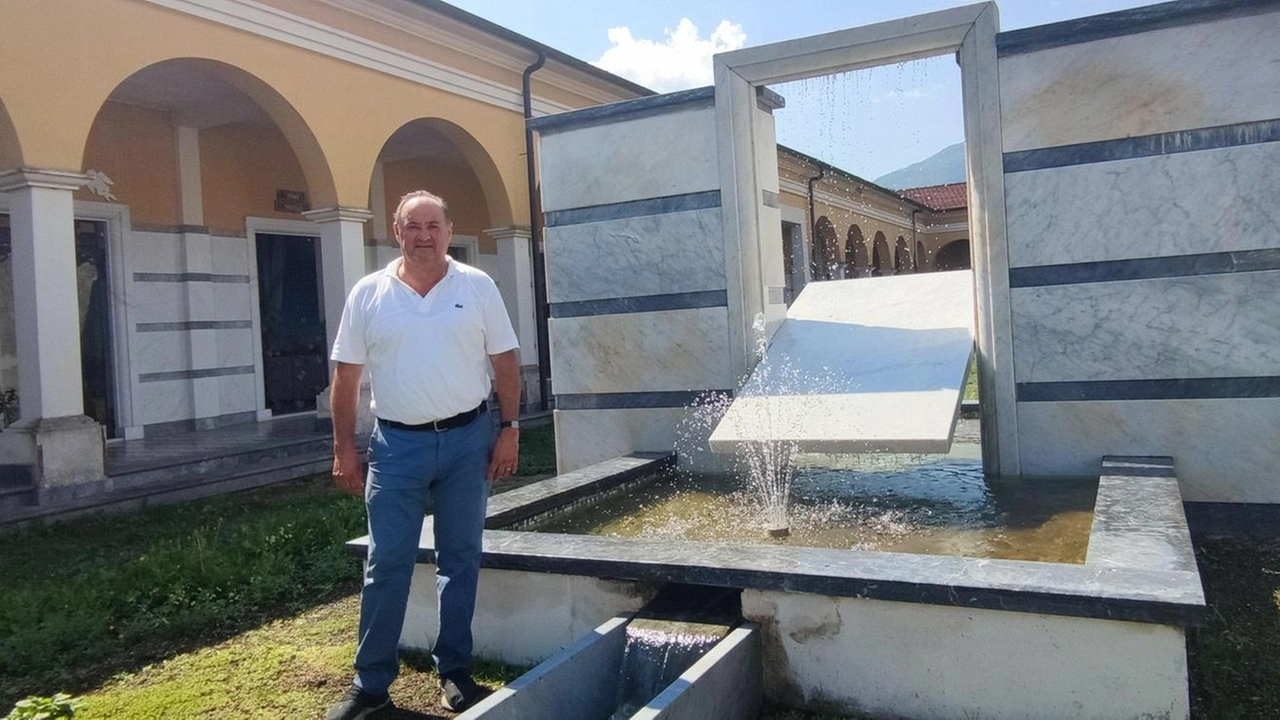 Il direttore dell’ufficio tecnico comunale Roberto Bertolini e la fontana del monumentale