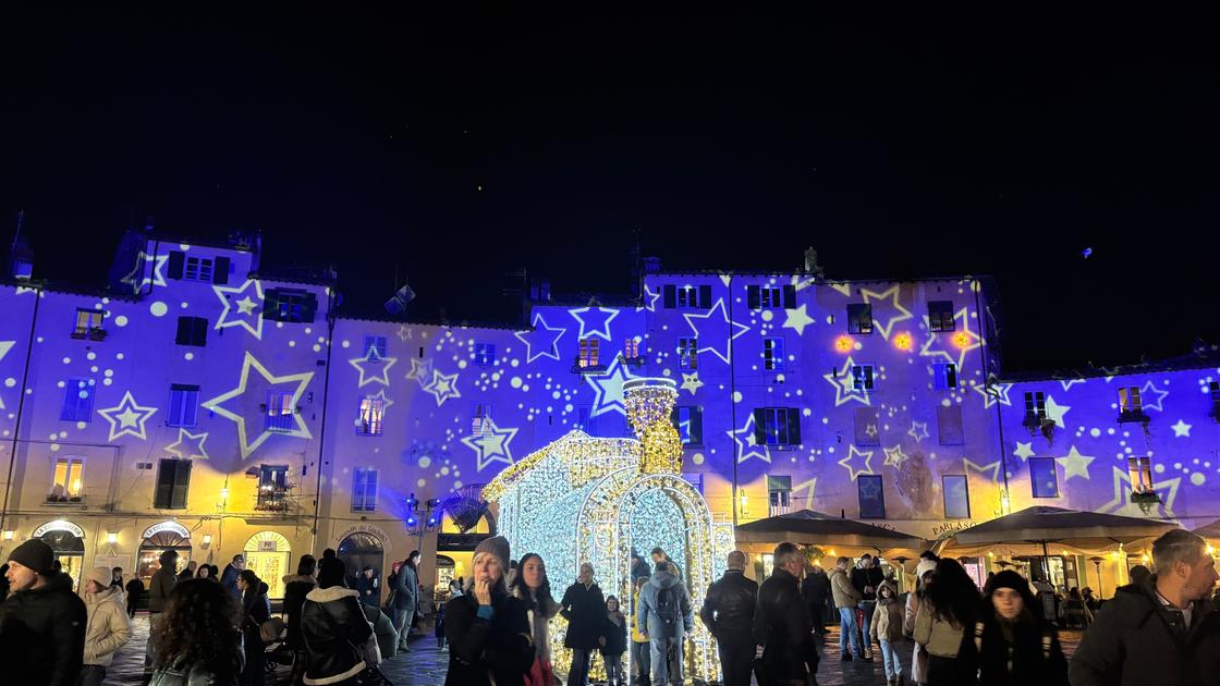 Anfiteatro di Natale a Lucca. E da stasera si pattina