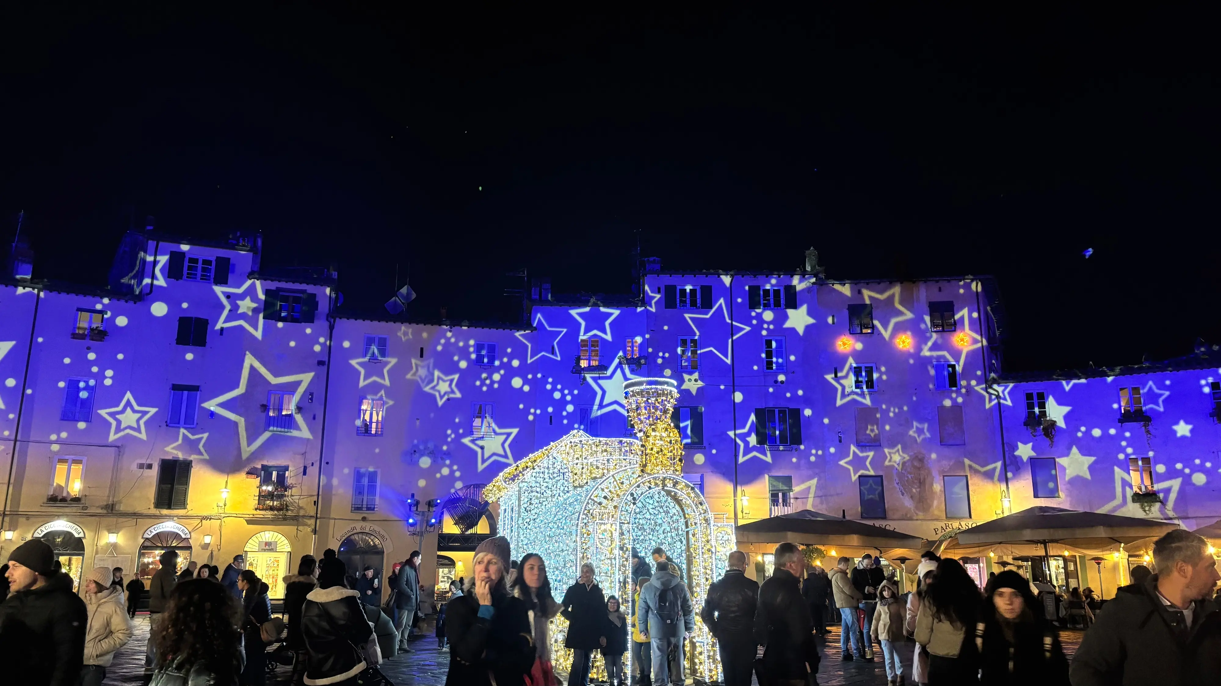 Anfiteatro di Natale a Lucca. E da stasera si pattina