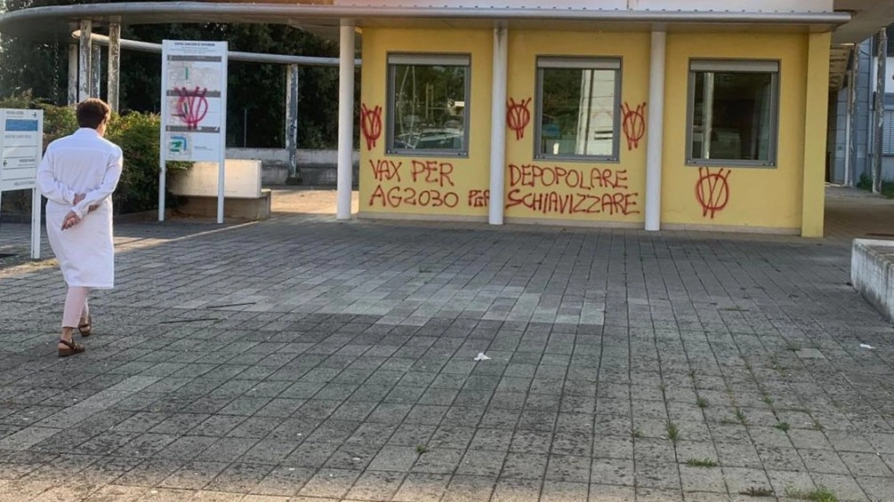 Le scritte "no vax" sui muri del Centro sanitario di Capannori