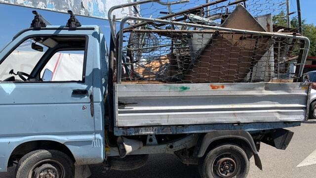 Autocarro senza targhe e pieno di rifiuti sequestrato dalla polizia locale