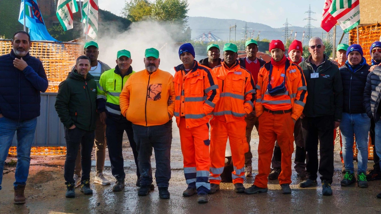 Una rappresentanza dei lavori, sostenuta dai sindacati, ieri ha incrociato le braccia nel cantiere delle Fornaci