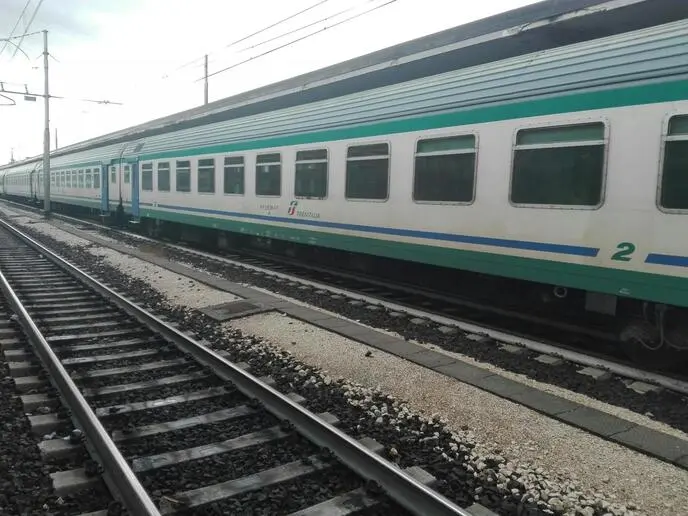 Muore investito dal treno, tragedia sui binari