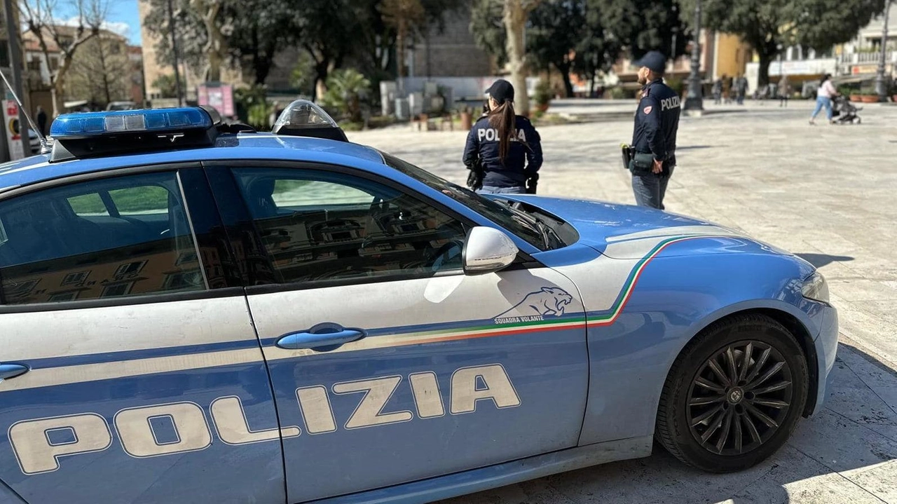 Una volante della polizia di Montecatini, in alto il vicequestore Fabio Pichierri