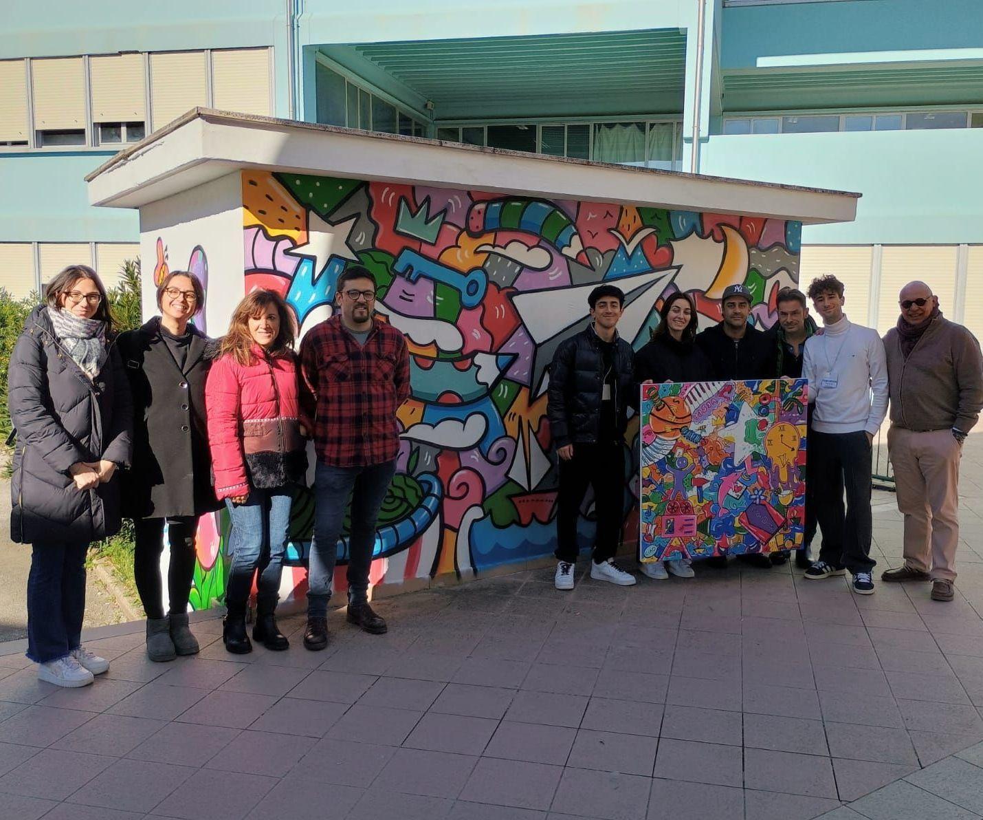 Murales al liceo XXV Aprile. Anteprima di Skim in mostra