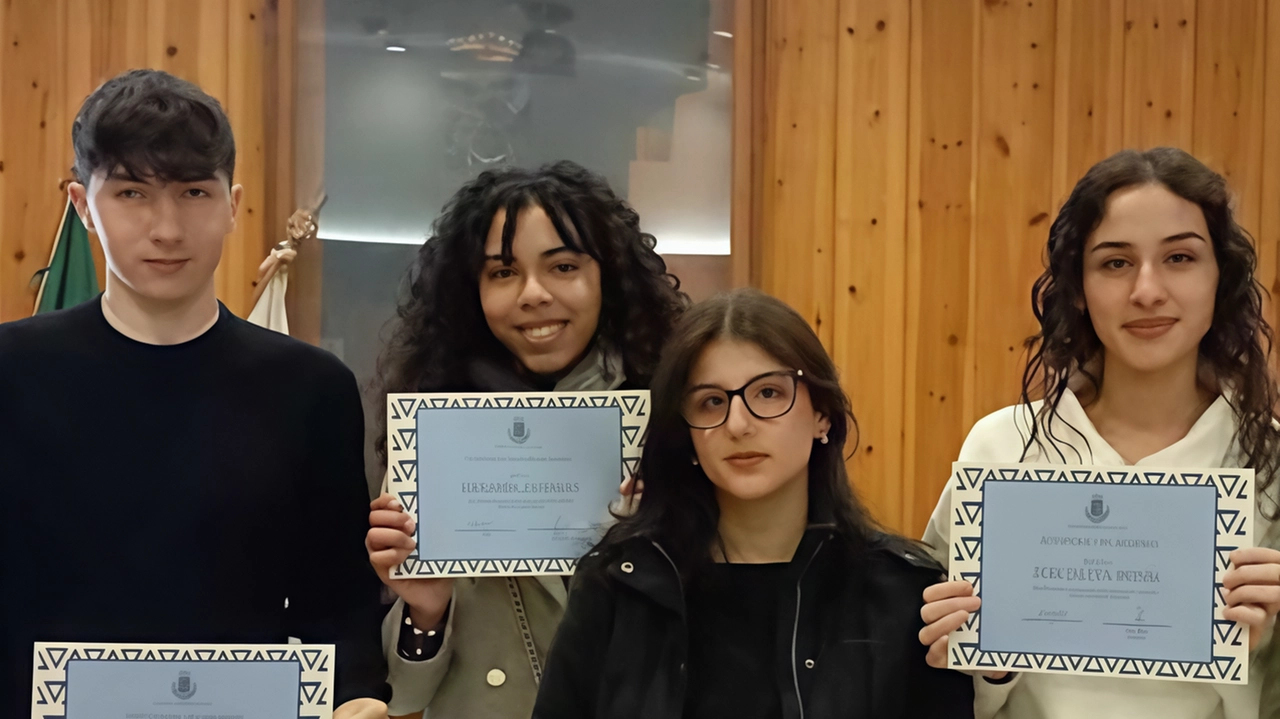 Sopra, i sette studenti della Secondaria di primo grado con l’assessore Nicola Sgueo. Sotto, i premiati della Secondaria di secondo grado