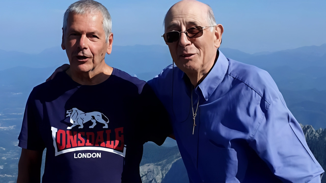 Don Raffaello Piagentini, 86 anni, sale a piedi sul Monte Sagro per celebrare la messa, confermando la sua dedizione alla comunità di Carrara nonostante non sia più parroco. La sua energia e generosità lo rendono un punto di riferimento nel centro storico.