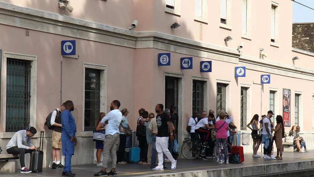 Stop alla circolazione dei treni tra Pistoia e Montecatini