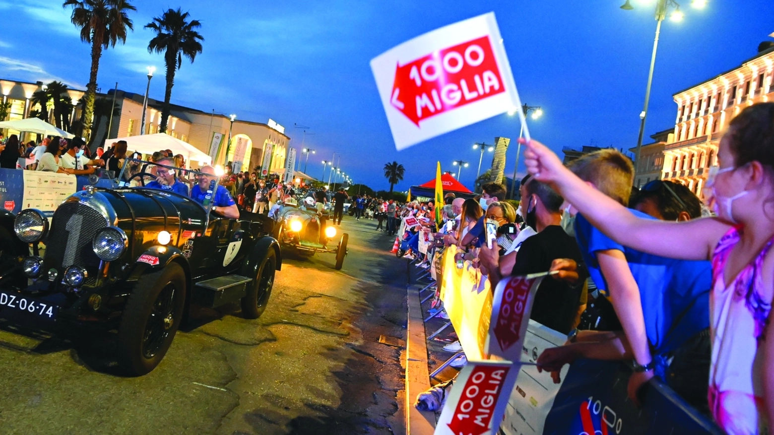 La carovana della Mille Miglia attraversa Viareggio durante una delle edizioni recenti