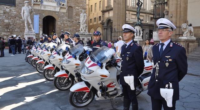 https://www.lanazione.it/image-service/view/acePublic/alias/contentid/MGYwMDE2NTMtYjY4Yy00/0/a-firenze-il-giuramento-dei-100-nuovi-agenti-della-polizia-municipale.jpeg