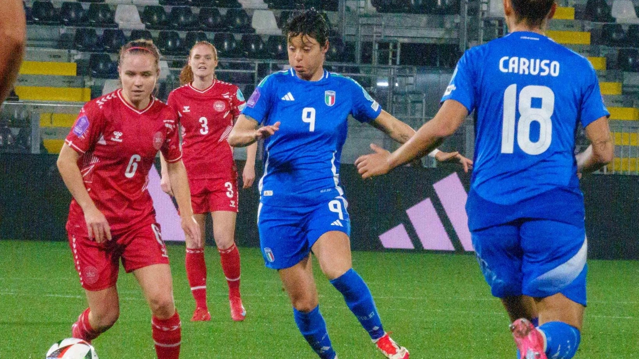 Un’azione di Italia-Daniamarca. A destra Greta Adami, ex azzurra e ora allo Spezia Women