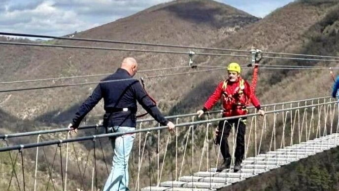 Sellano, assalto dei visitatori al “Ponte Tibetano“