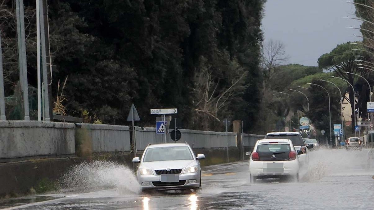 Via delle Pinete trasformata in. un fiume dopo la bomba d’acqua