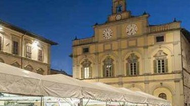 La città gremita di turisti e appassionati per il Salone Nazionale del tartufo bianco pregiato