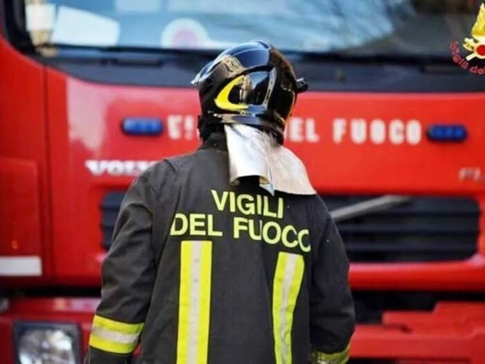 Tir si incendia sull’A12: l’autista si salva, ma resta intossicato. Code chilometriche