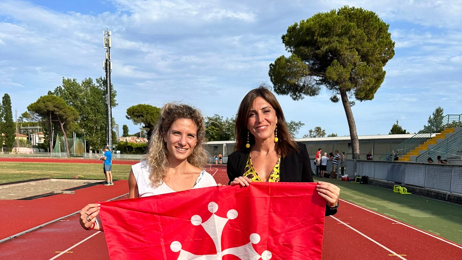 Anna Bongiorni, Dianele Meucci, Gabriele Cimini e Silvia Terrazzi hanno ricevuto la bandiera di Pisa dall’amministrazione comunale