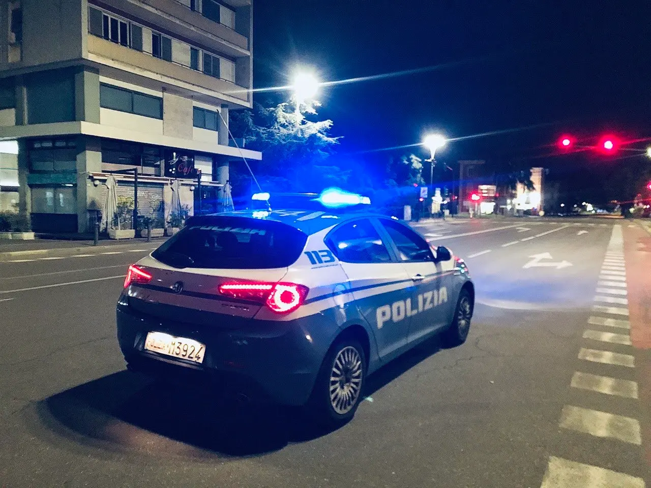 Le entra in casa e scappa dal balcone, lo stalker le rende la vita un incubo. La vittima denuncia: “Lui mi segue”