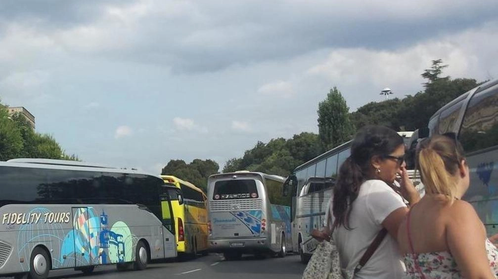 Traffico spesso ingolfato sul Lungarno della Zecca a causa di bus turistici parcheggiati in terza o quarta fila per scaricare o caricare turisti