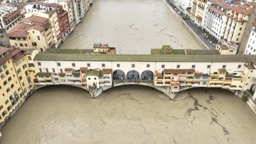 Arno in piena a Firenze, impressionanti immagini dal drone. Allerta rossa su tutto il bacino