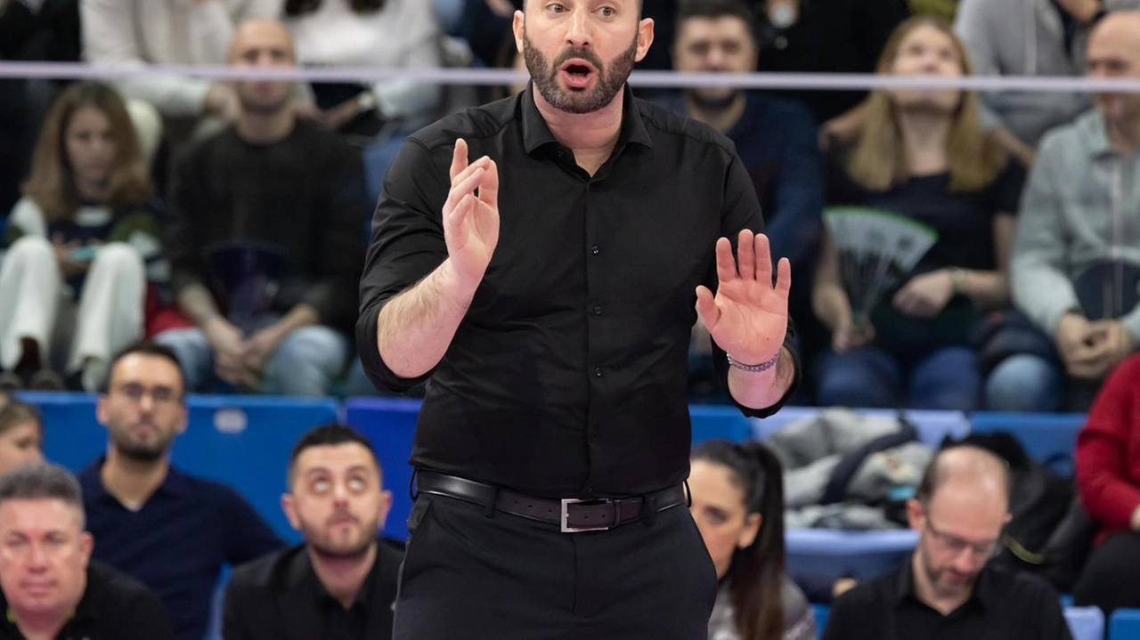 Il coach della Bartoccini Perugia Andrea Giovi: stasera la sua squadra al PalaBarton può festeggiare la salvezza