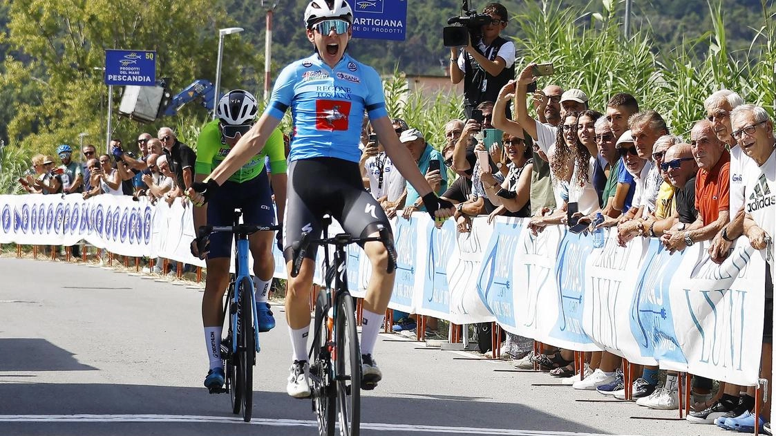 L’arrivo di Finn ad Ameglia, sotto la premiazione del podio con trionfo di Seixas