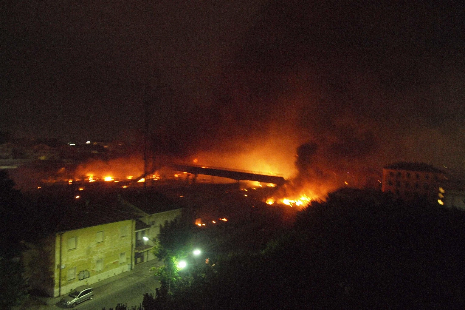Una terrificante immagine della stazione di Viareggio in fiamme: era il 29 giugno 2009