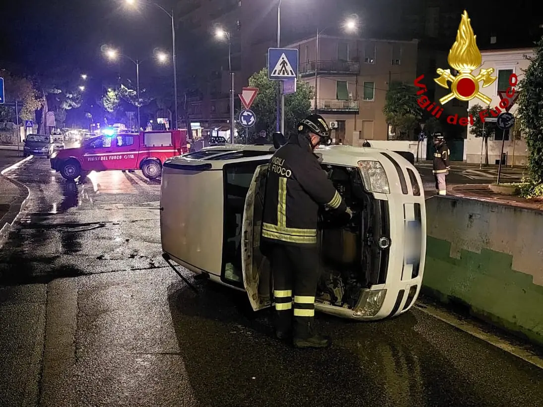 Terni, auto si ribalta: illesa la conducente