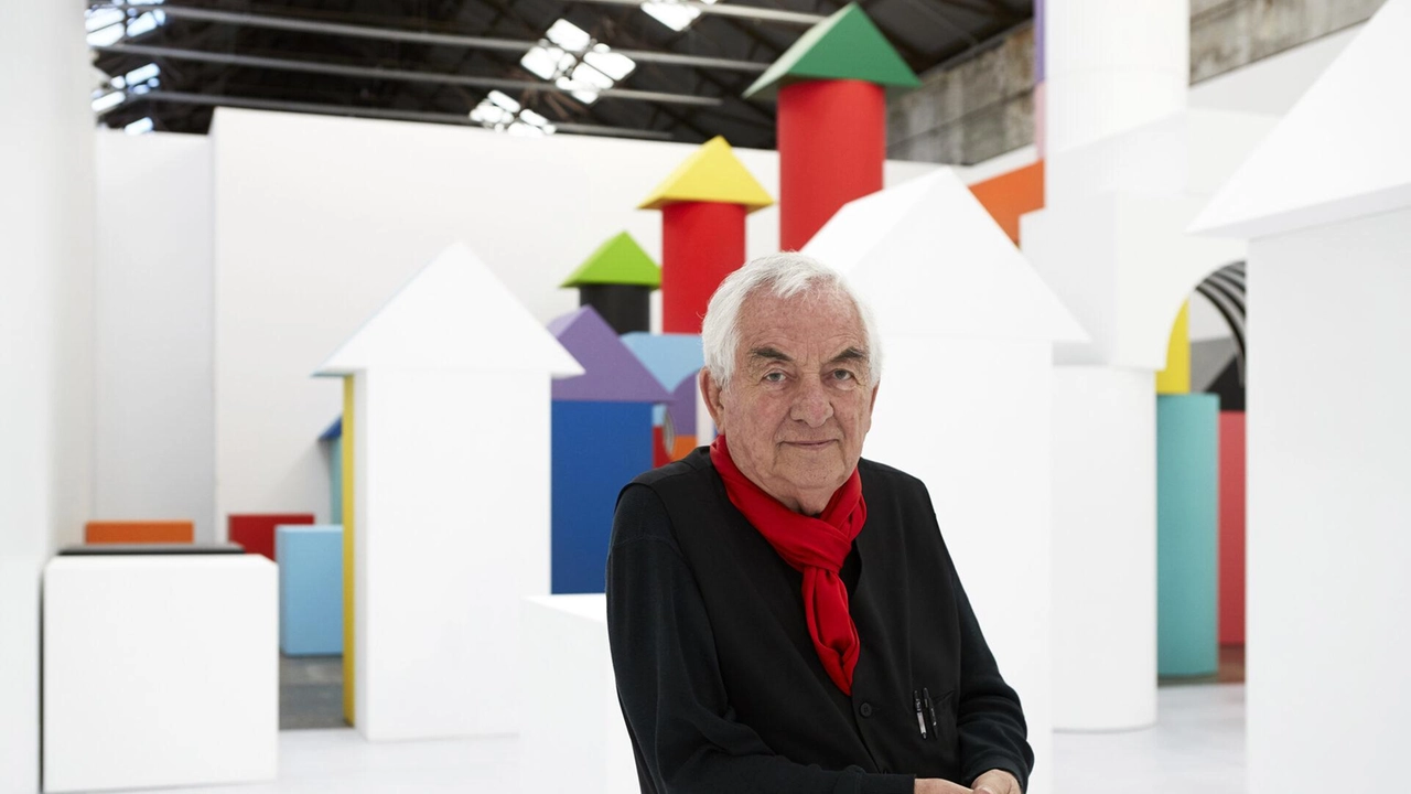 L’artista francese Daniel Buren durante una delle sue mostre