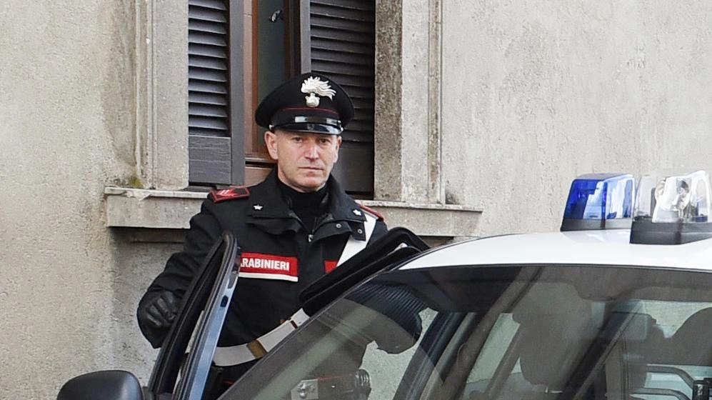 L’alcol l’aveva mandato su di giri, ne sono convinti i carabinieri. Perdendo il controllo e finendo per fare confusione all’interno...