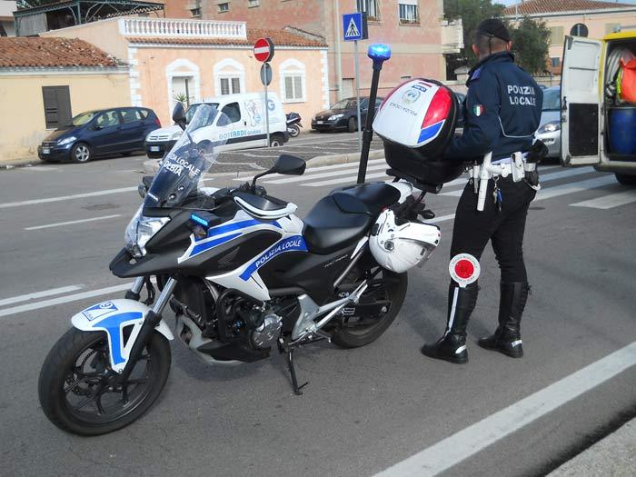 https://www.lanazione.it/image-service/view/acePublic/alias/contentid/MTAwZmZmMDgtYWU3Mi00/0/polizia-locale.jpeg