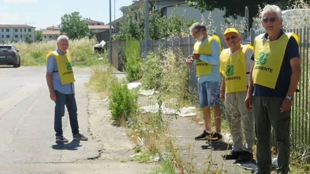 Discariche abusive. Legambiente scopre quindici ’strade nere’. Scarti tessili e nocivi