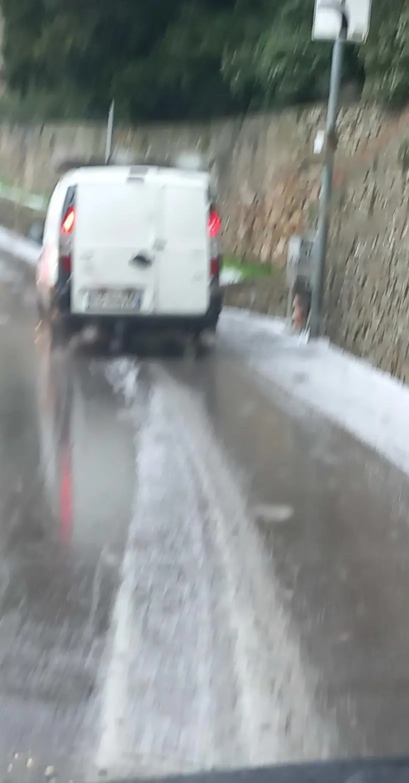 Violenta grandinata. Strade e campi imbiancati