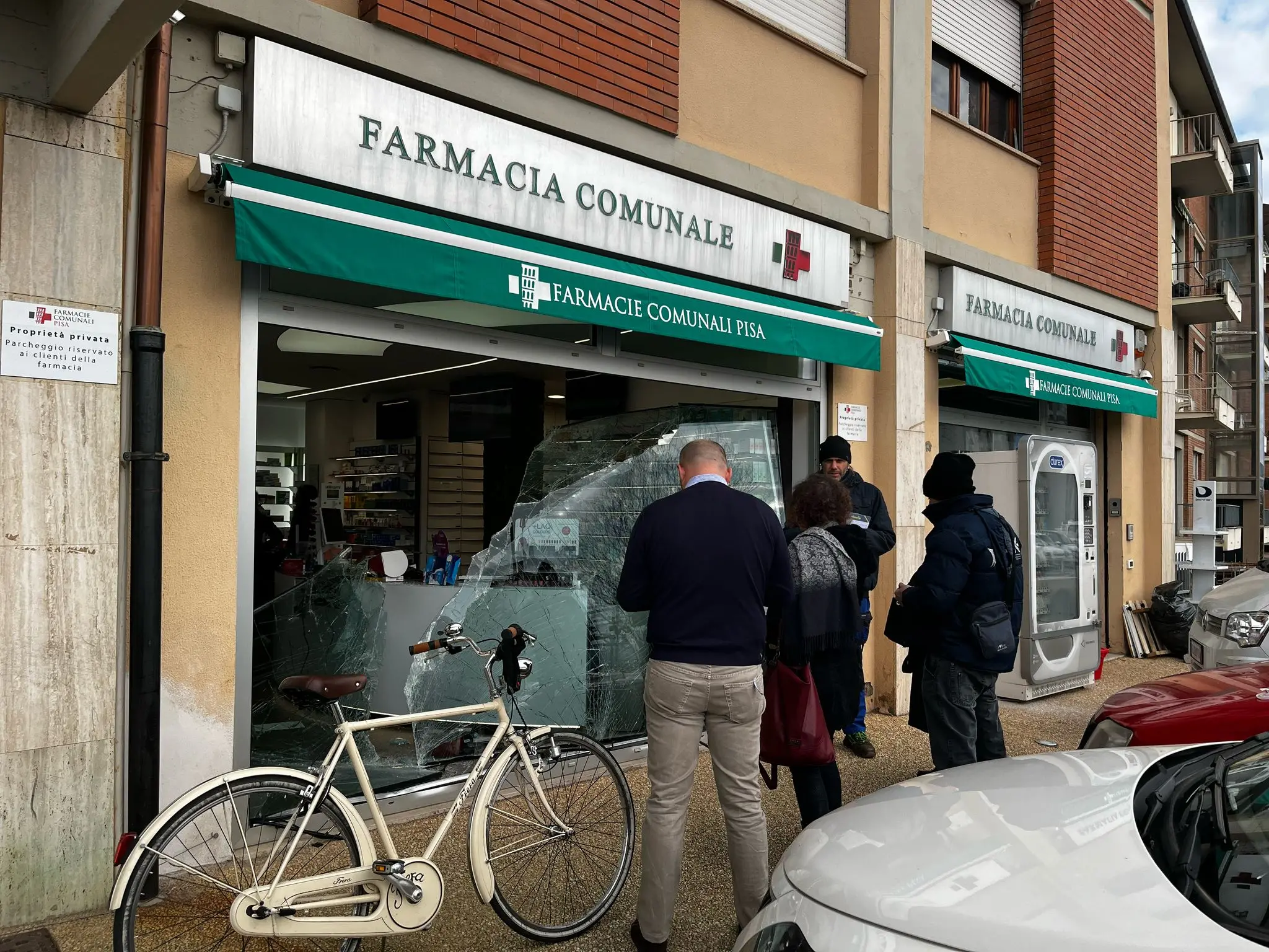 Auto lanciata contro la farmacia, ladri scatenati a Pisa