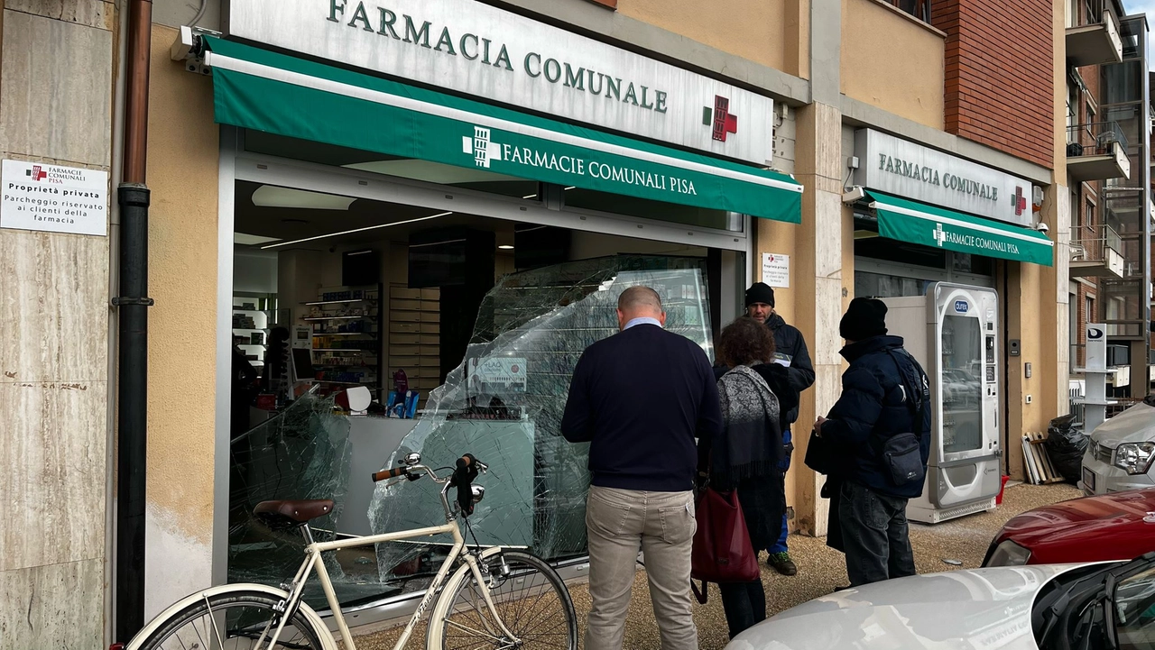 La vetrina della farmacia comunale sfondata dai malviventi